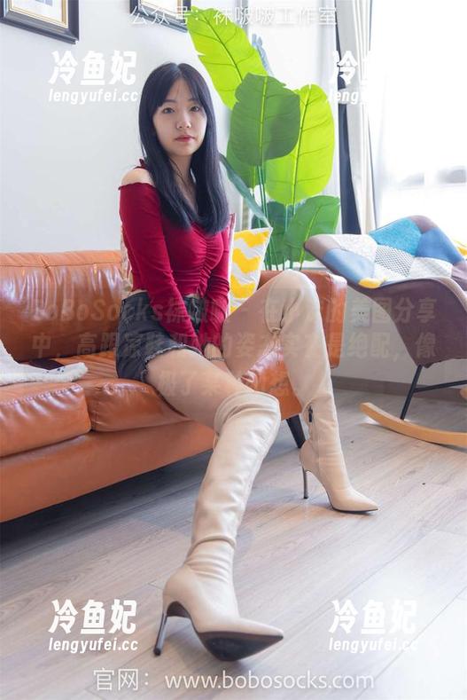 BoBoSocks袜啵啵-小沫 BoBoSocks袜啵啵 - 在小沫的美图分享中,高跟凉鞋和她的姿态实在是绝配,像极了某种幻想。