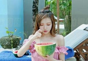 Feilin嗲囡囡 - 旗袍套图里的娜依灵儿，下载一张当桌面，真不错。