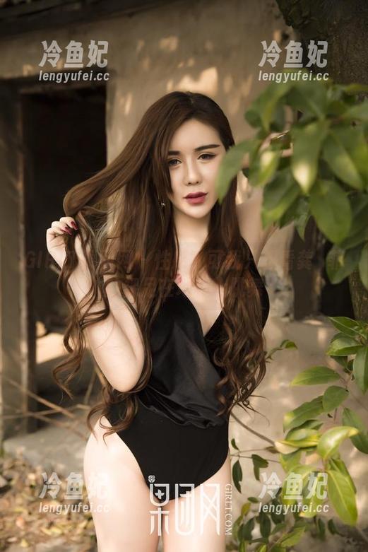 GIRLT果团网 - 性感？可我只想看龚玥菲的裸足在地板上跳舞