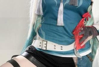 来自Hatori Sama的厨娘cos，一边切菜一边撩，保证不会碰到手！