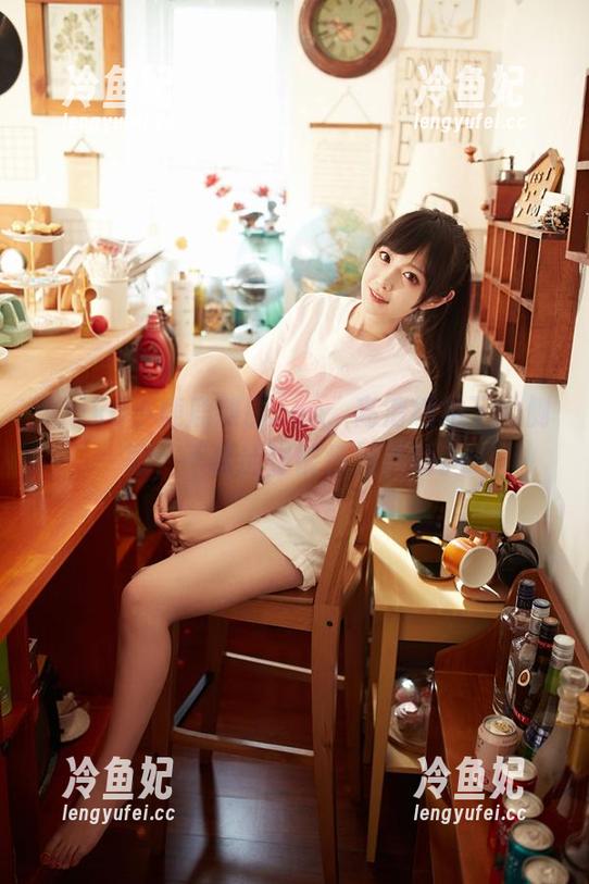 Shika小鹿鹿 Shika小鹿鹿制服cos,高清抓拍下的侧脸,不说话也能怦然而动。