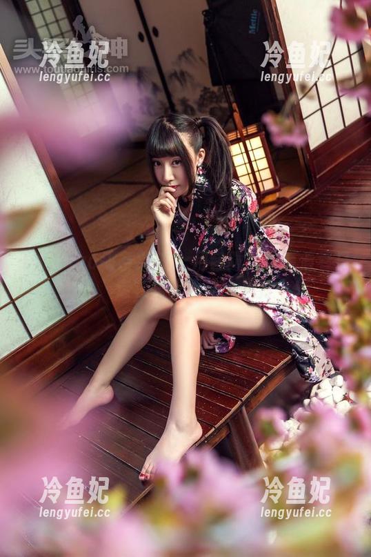 TouTiao头条女神 - 月音瞳：这高清春日悦丝，走在路上真让人想打个转