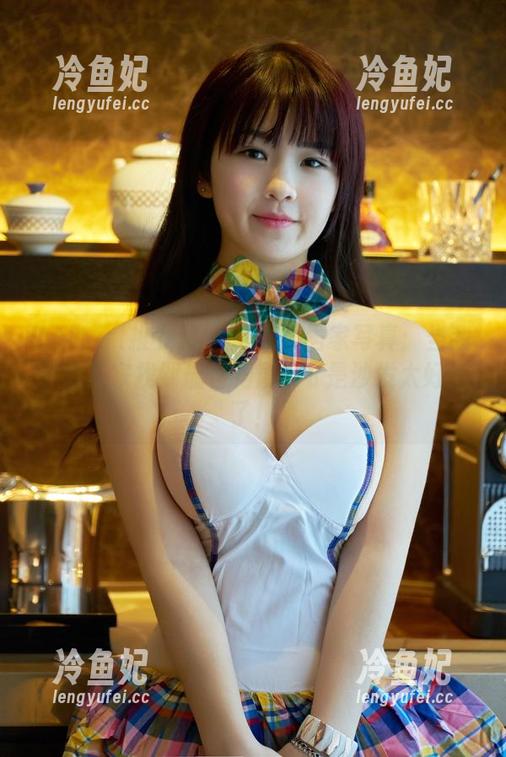 TuiGirl推女郎 - 艾栗栗居家写真：当我试图在家找到最佳角度...可是沙发太好躺了！