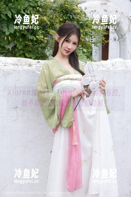 Xiuren秀人网-Lovely璐璐 Xiuren秀人网 - Lovely璐璐短裤私拍,敢不敢进来瞅瞅图包里的隐秘?