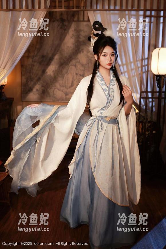 Xiuren秀人网-奶油妹妹 Xiuren秀人网 - 理智崩溃模式:奶油妹妹的吊带图包,谁在旁边看?