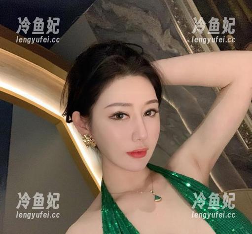 不爱笑的赛琳 微密圈 - 先别看特效,原图中的不爱笑的赛琳才是真正的甜心