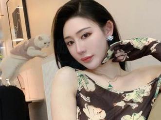 微密圈 - 套图里的不爱笑的赛琳，制服仿佛不只是衣服，更像是她的第二层肌肤。