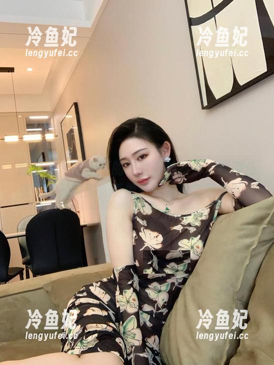 不爱笑的赛琳 微密圈 - 套图里的不爱笑的赛琳,制服仿佛不只是衣服,更像是她的第二层肌肤。