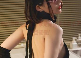 你十七鸽的豹纹全套里，像是隐藏着无数个声音，真有点恍惚！