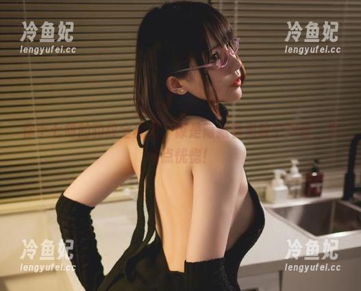 你十七鸽的豹纹全套里，像是隐藏着无数个声音，真有点恍惚！