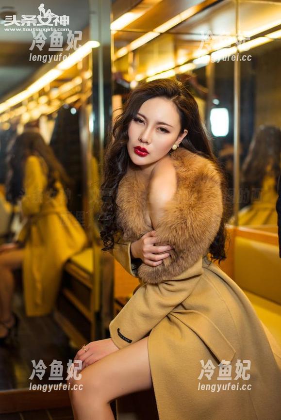 头条女神 - 文雪短裙在线露面，原图的画面里，有种说不清的骚动。