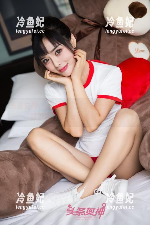 头条女神 - 这是谁家的女神——艾小青写真壁纸linger不去的那种。