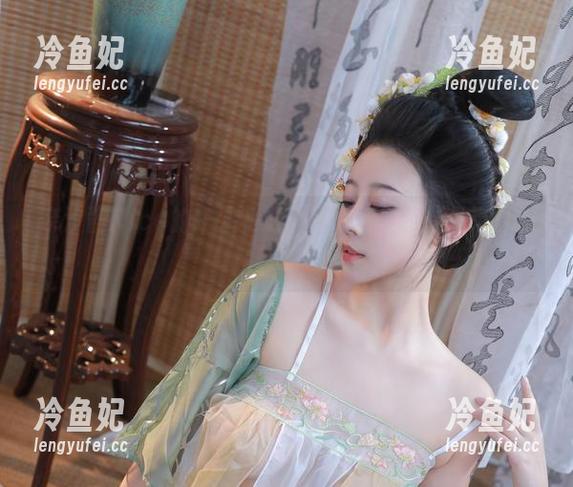 奈汐酱Nice 奈汐酱Nice的户外私拍:风、草、还有我想唱的歌