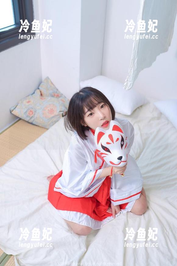 看的我想穿上姜仁卿(강인경)的衣服！这cos真像是在强烈推荐快乐！