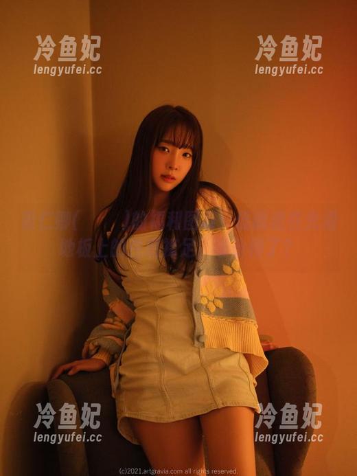姜仁卿(강인경)的福利图集：低调走在光滑地板上的性感裸足，谁受得了？