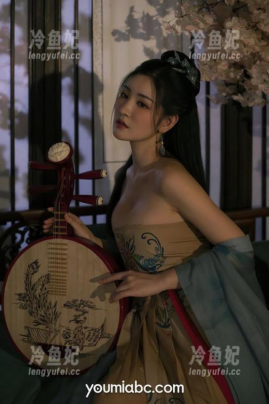尤蜜荟 - 草莓森林里的曦宝儿，定制画面随心所欲，等着你来品味。