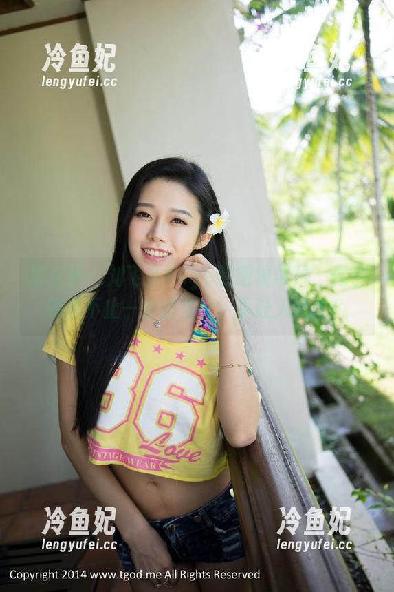 推女神 - 刘飞儿Faye的眼镜照片，似乎藏着不止一层的含义，真让人好奇！