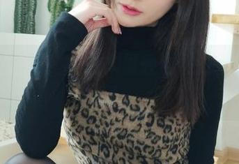 私拍与红裙，木之本果轻盈地把画面点亮了。