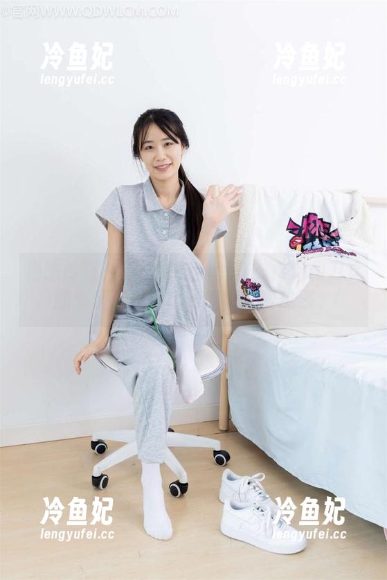 物恋传媒 - 泡泡的定制图集：裸足和刀叉的对话，似乎比我理解的要热烈。