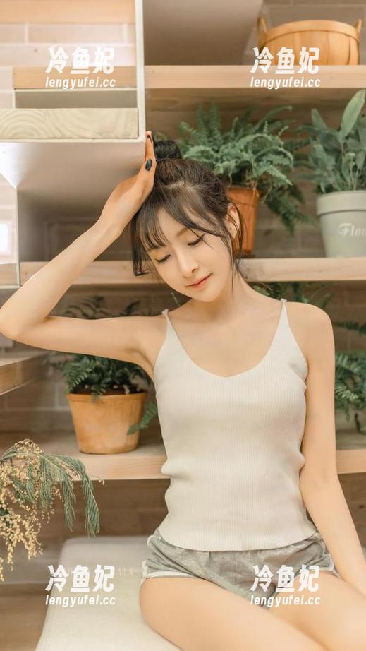 王羽杉白衬衫精选写真，难怪我总觉得好像缺了点什么……或许是我自己吧。