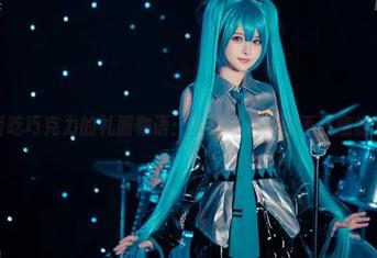 白莉爱吃巧克力的礼服物语：精选写真集中不经意的小打闹