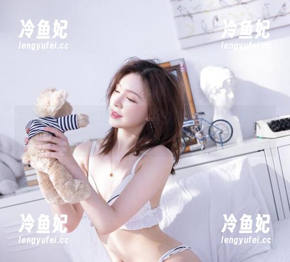 白露Bululu的写真，恋人的眼神让人想起了什么