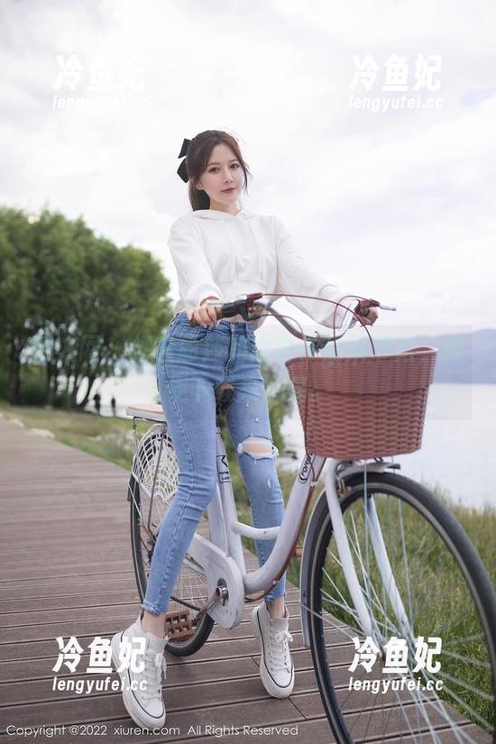 秀人网-李丽莎 秀人网 - 把李丽莎的黑白作品集带走,顺便下载来解痛。