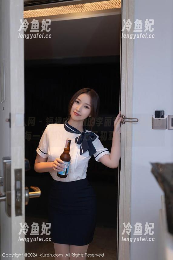 秀人网-李丽莎 秀人网 - 短裙中绽放的李丽莎,图包里的每一张都让我想起了初夏的气息。