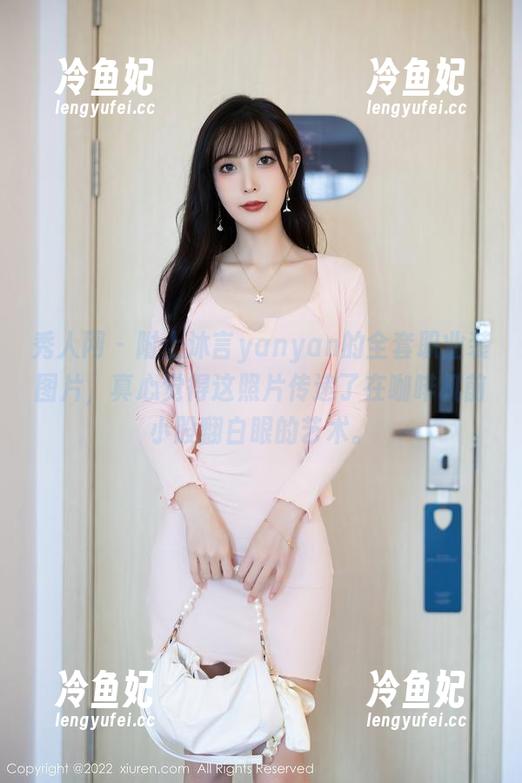 秀人网 - 附上沐言yanyan的全套职业装图片，真心觉得这照片传递了在咖啡机前小股翻白眼的艺术。