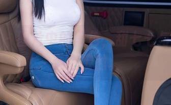 秀人网 - 图片中的黑色，甜七七与阴郁的亲密接触。