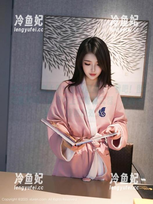 秀人网-糯美子 秀人网 - 穿上职业装的糯美子:看吧!图包就如同一种工作上的隐秘武器,总能干出让人惊艳的效果。