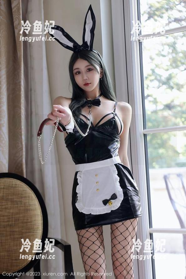 秀人网 - 黄歆苑的定制连衣裙，说是轻松其实需要一点运气，剩下全靠这低调的气质调和。