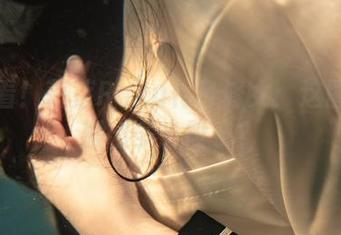 在线看！落落Raku化身修女：这图集里搬出多少段子？