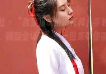 蜜桃社 - “教室里玩出新花样，李颖诗的作品，嗨翻全场！”——图集带你重温青春。