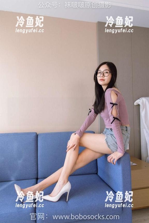 袜啵啵-小甜豆 袜啵啵 - 小甜豆的写真,稍微有点儿不走寻常路的OL装