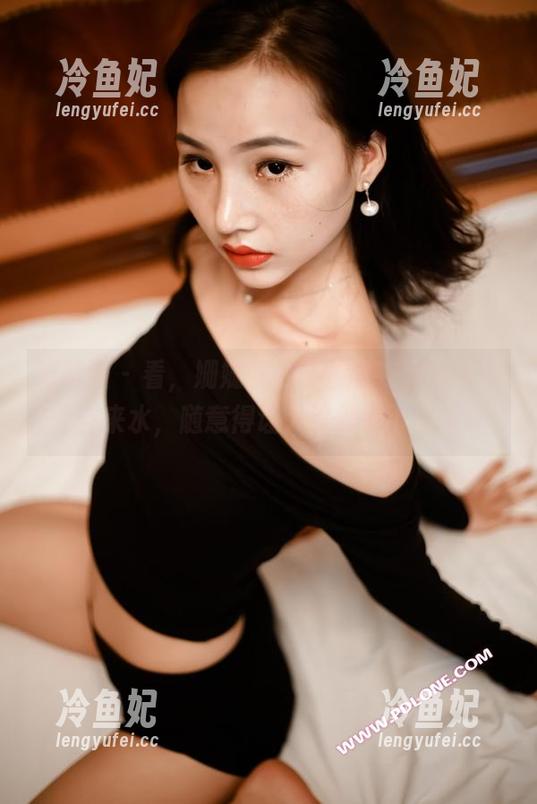 轰趴猫-姗姗就打奥特曼 轰趴猫 - 看,姗姗就打奥特曼在和服里就像自来水,随意得让人没法停下眼睛。