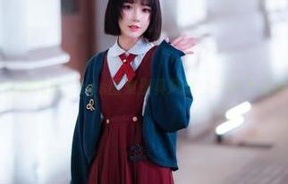 泳池边的阿包也是兔娘，cos图集别具风味，一言不发却让人想多了。