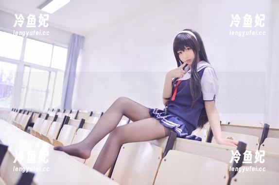 雪琪SAMA 雪琪SAMA夏日写真集:翻开每一页,几乎能闻到游泳圈的塑料味儿。