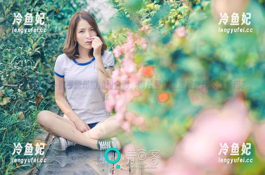 青豆客 - 一群谭晓彤的姐姐合影，图片里你能发现些什么迷雾吗？
