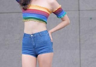 魔镜街拍 - 更新了一组美图，婷婷的白色吊带连衣裙，黑丝妙腿，高级不解释～
