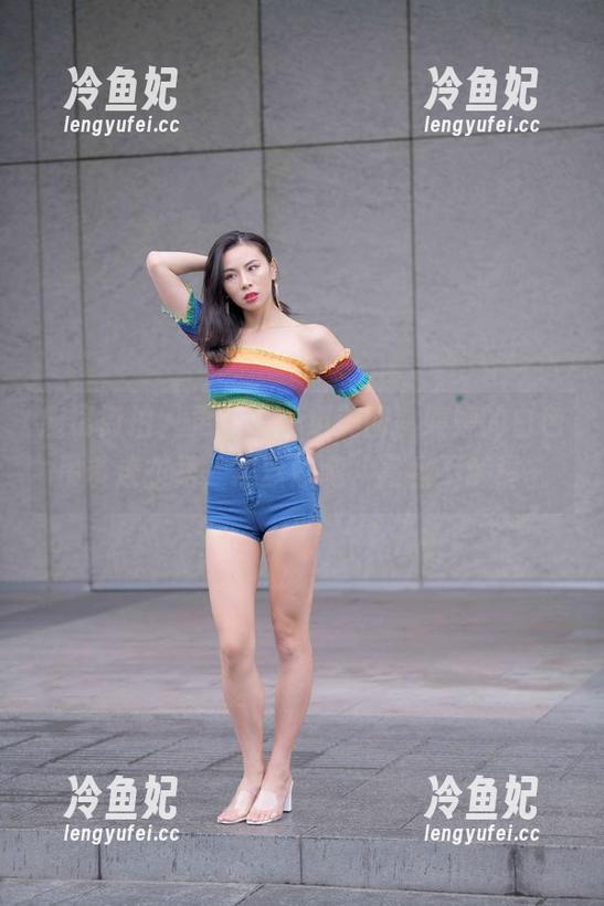 魔镜街拍 - 更新了一组美图，婷婷的白色吊带连衣裙，黑丝妙腿，高级不解释～