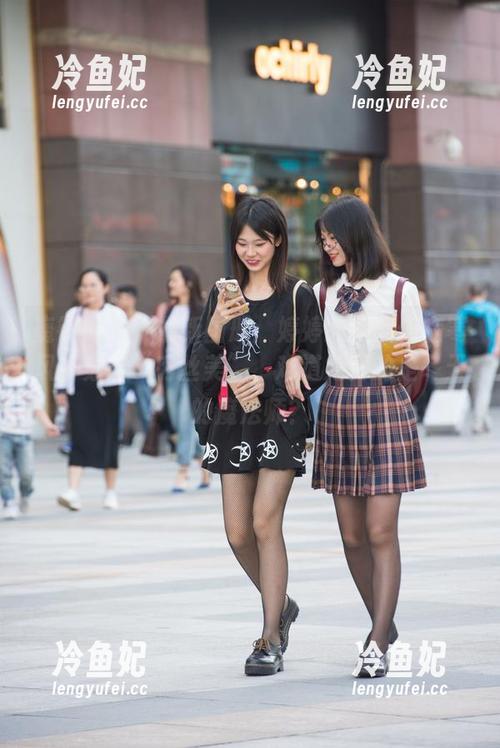 魔镜街拍 - 最新图册：婷婷教你如何在寒风中穿出“肉丝美”，难道她真的是冬天的魔法师？