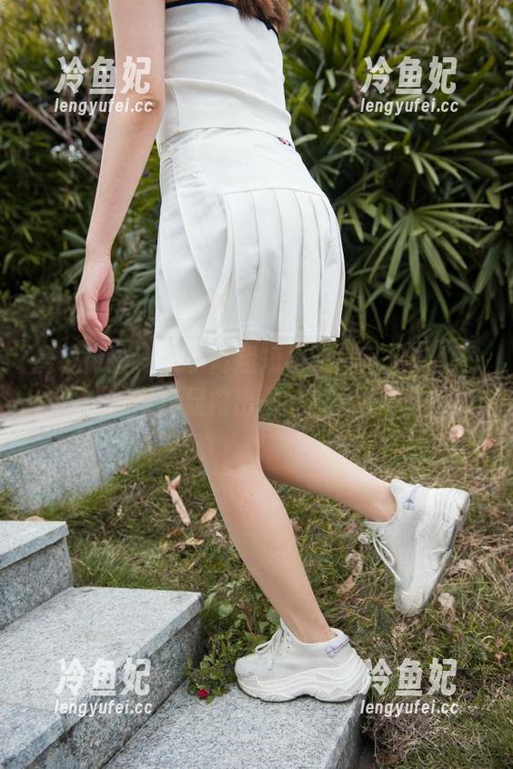 魔镜街拍 - 艾小青超短裙的风采，肉丝图册写真显露出一种耐人寻味