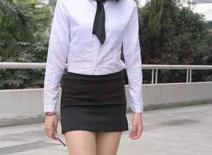 空姐的日常，魔镜街拍在线图集，顺便看看她的行李里面装了啥？