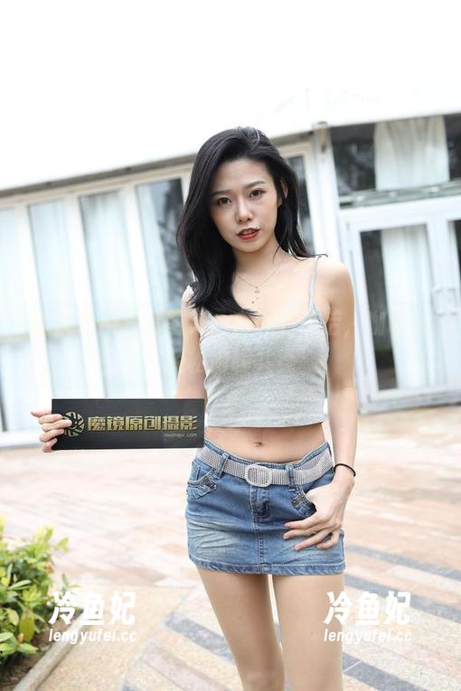 魔镜街拍高清图集：意外的午后，咖啡与轻松闲聊共舞