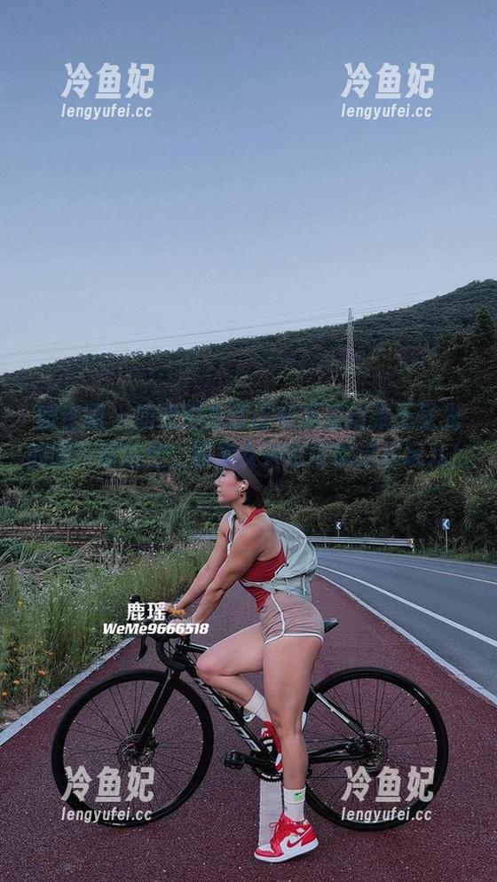 微密圈 - 姐姐形象就该如鹿瑶这张无圣光的图片般随性，原来女神也可以这样玩儿！